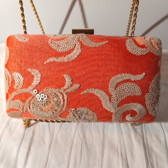 Sequence Applique overlay clutch - Picture 2 of 5